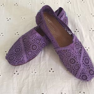 Toms crochet lace shoes
